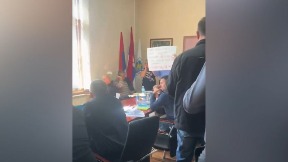 Dve paralelne sednice u gradu